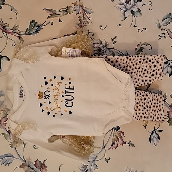 NWT Baby 2 Piece Set Onsie and Matching Leopard Pants with Gold Detail Size0-3M - Picture 1 of 4